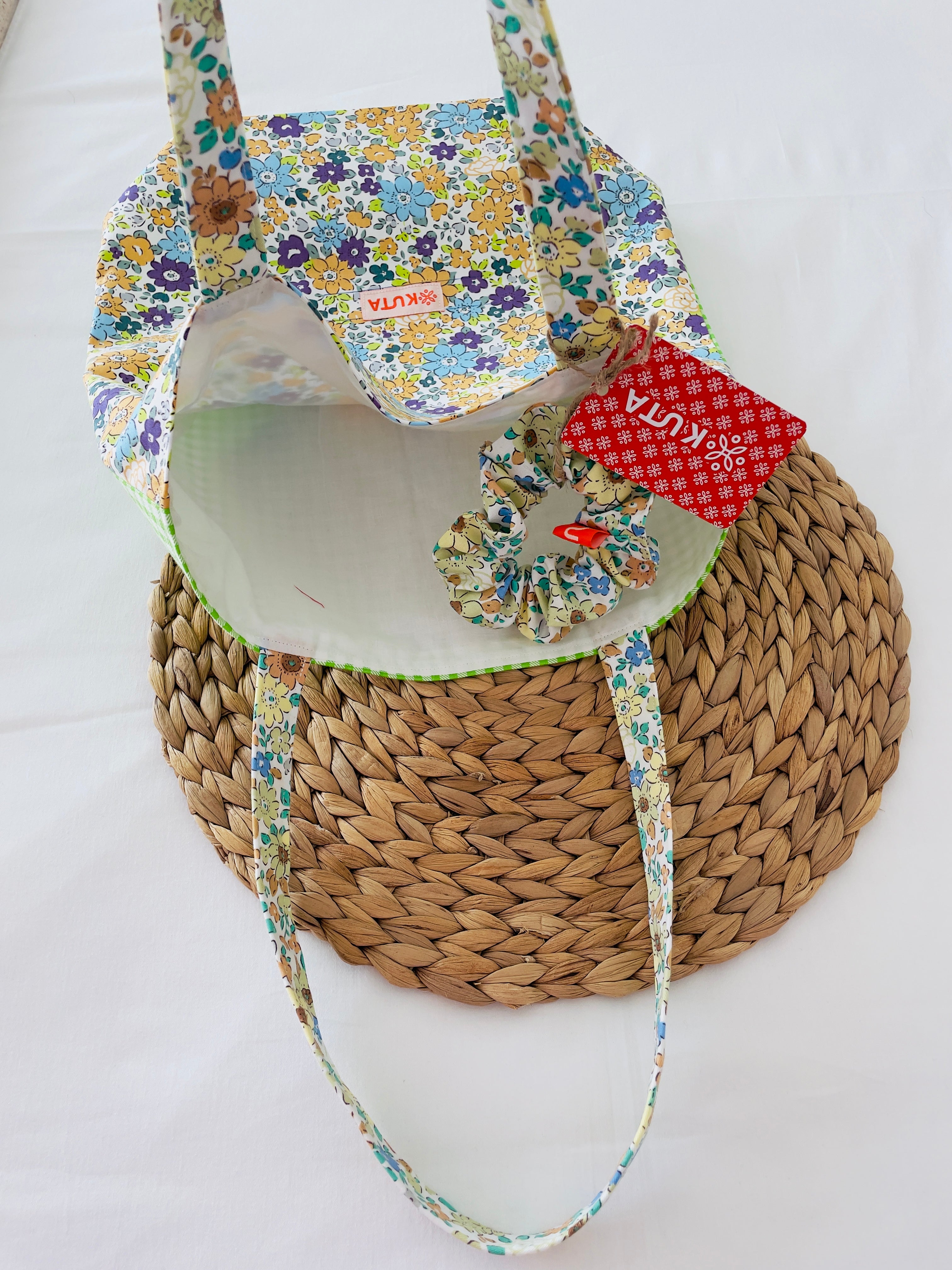 Tote bags Floral Edition with coordinated scrunchies.